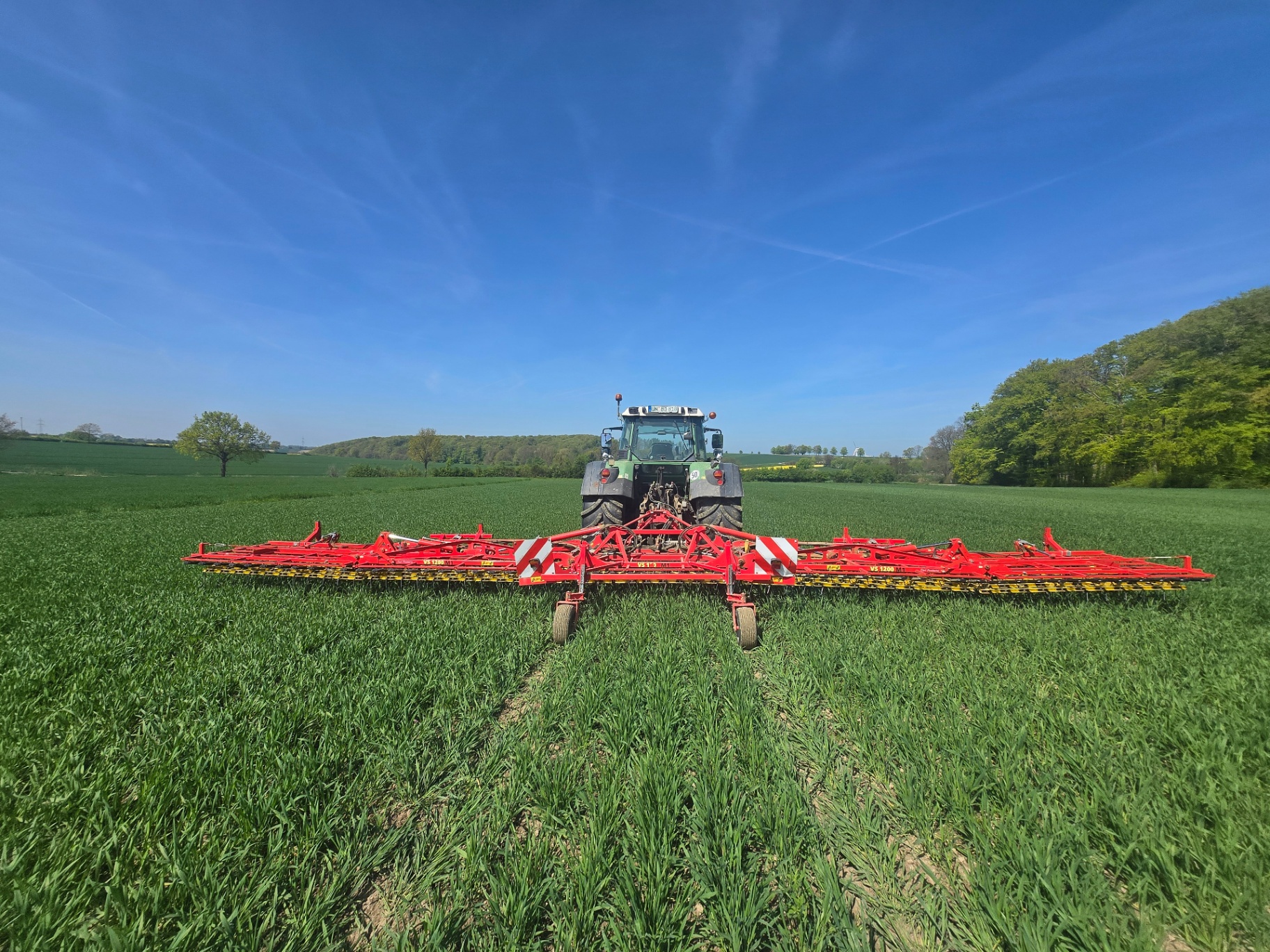 Fendt Traktor mit Striegel bei der Feldarbeit
